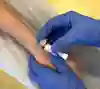 Bild visar handskprydda  händer som håller en PVK