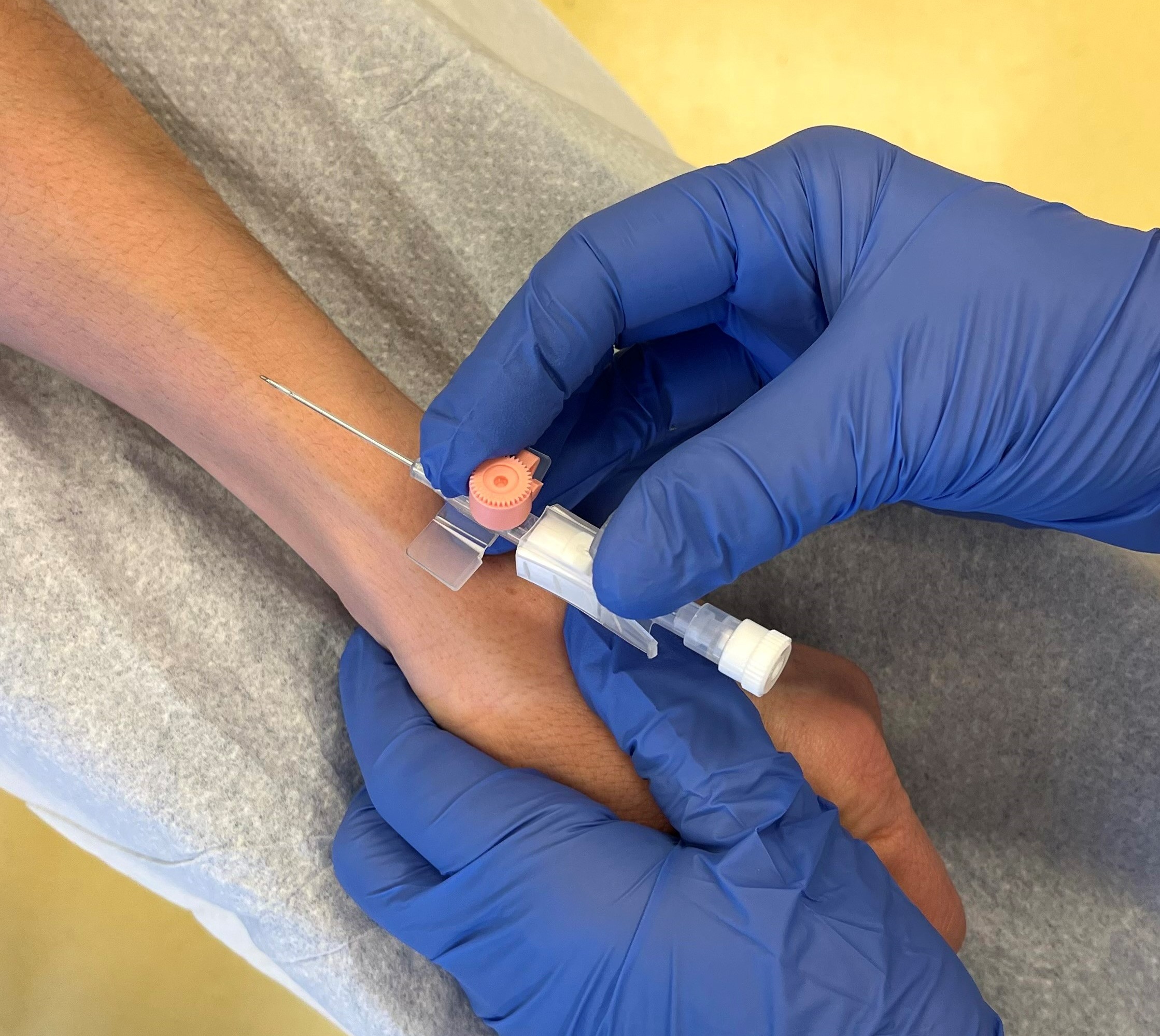 Bild visar handskprydda  händer som håller en PVK
