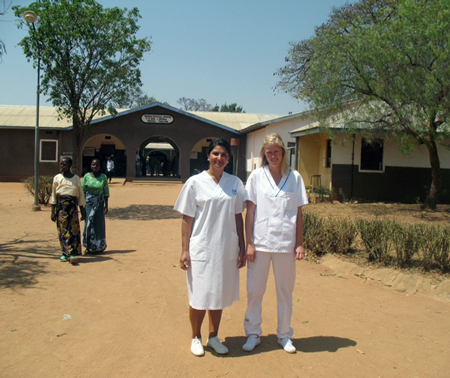 Bild som visar två sjuksköterskestudenter