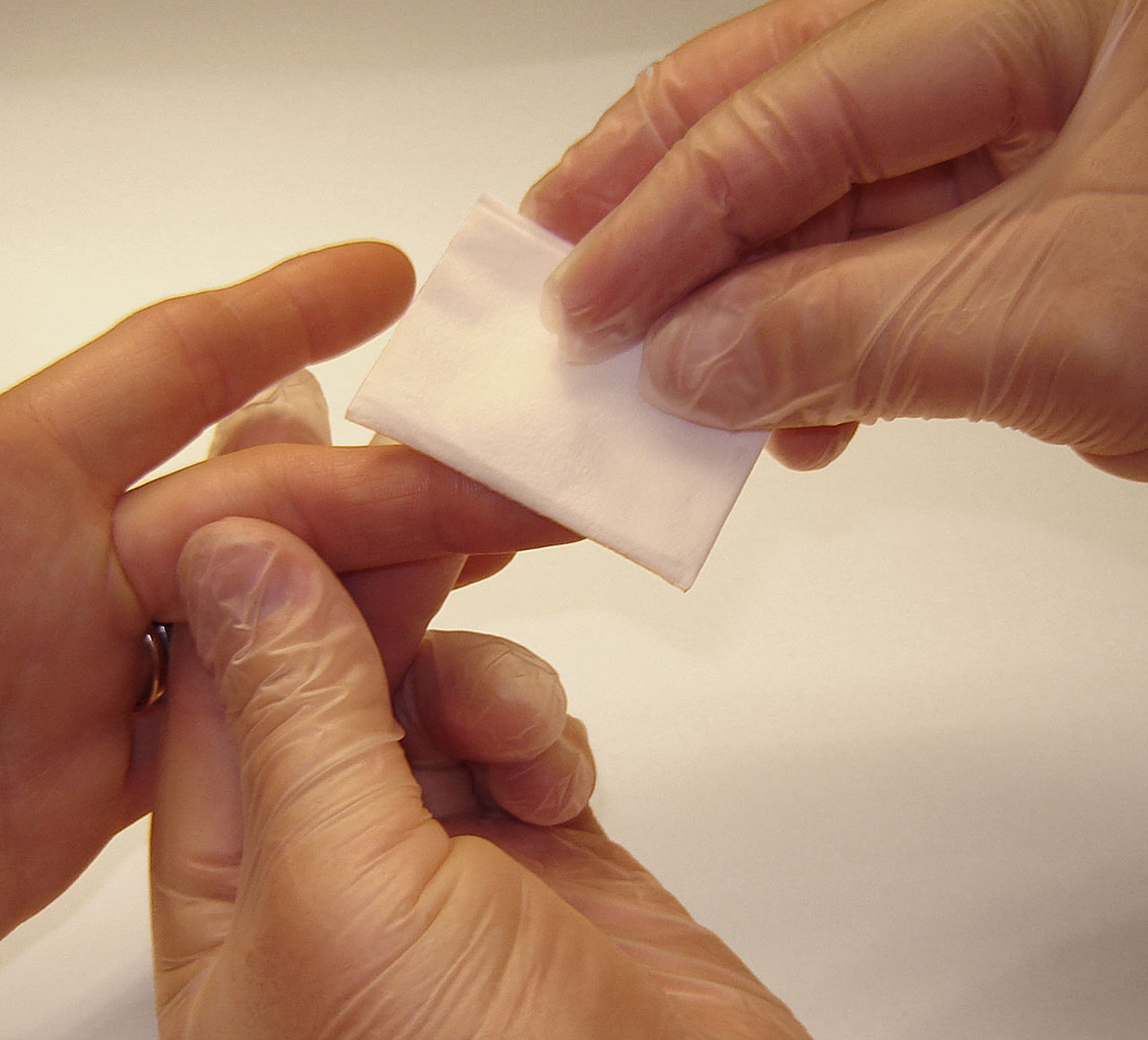 Bild som visar huddesinfektion finger
