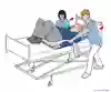 Bild som beskriver två vårdpersonal som hjälper en patient högre upp i sängen med hjälp av draglakan. 