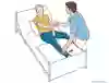 Bild som beskriver hur en vårdpersonal hjälp en patient att sätta sig upp i sängen. 