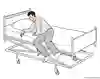 Bild som beskriver hur patienten reser sig upp från att ha legat på sidan och samtidigt för benen över sängkanten. 