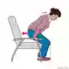 Bild som beskriver hur en person reser sig upp till hälften från en stol för att kunna sätta sig längre bak i stolen. 