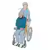 Illustration som visar hur en vårdpersonal hjälper en patient längre bak i rullstolen med hjälp av ett draglakan och genom att flytta sig från sida till sida och samtidigt dra bakåt