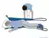 Bild som beskriver hur en vårdpersonal lägger en lyftsele under patienten som ligger på golvet. 