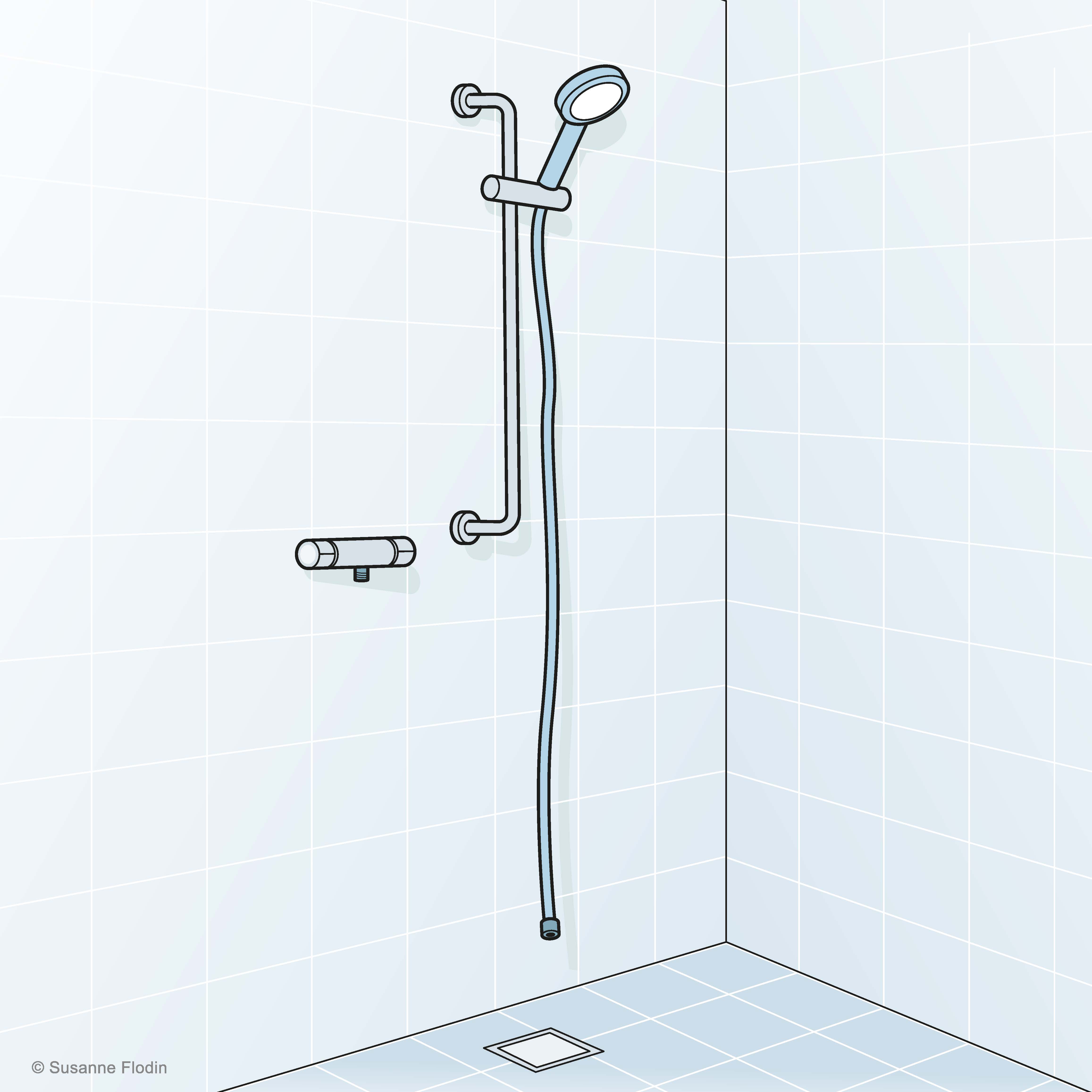 Duschmunstycke och duschslang är upphängd i avsedd hållare. Slangen är kort, hänger rakt ner utan att vidröra golvet.