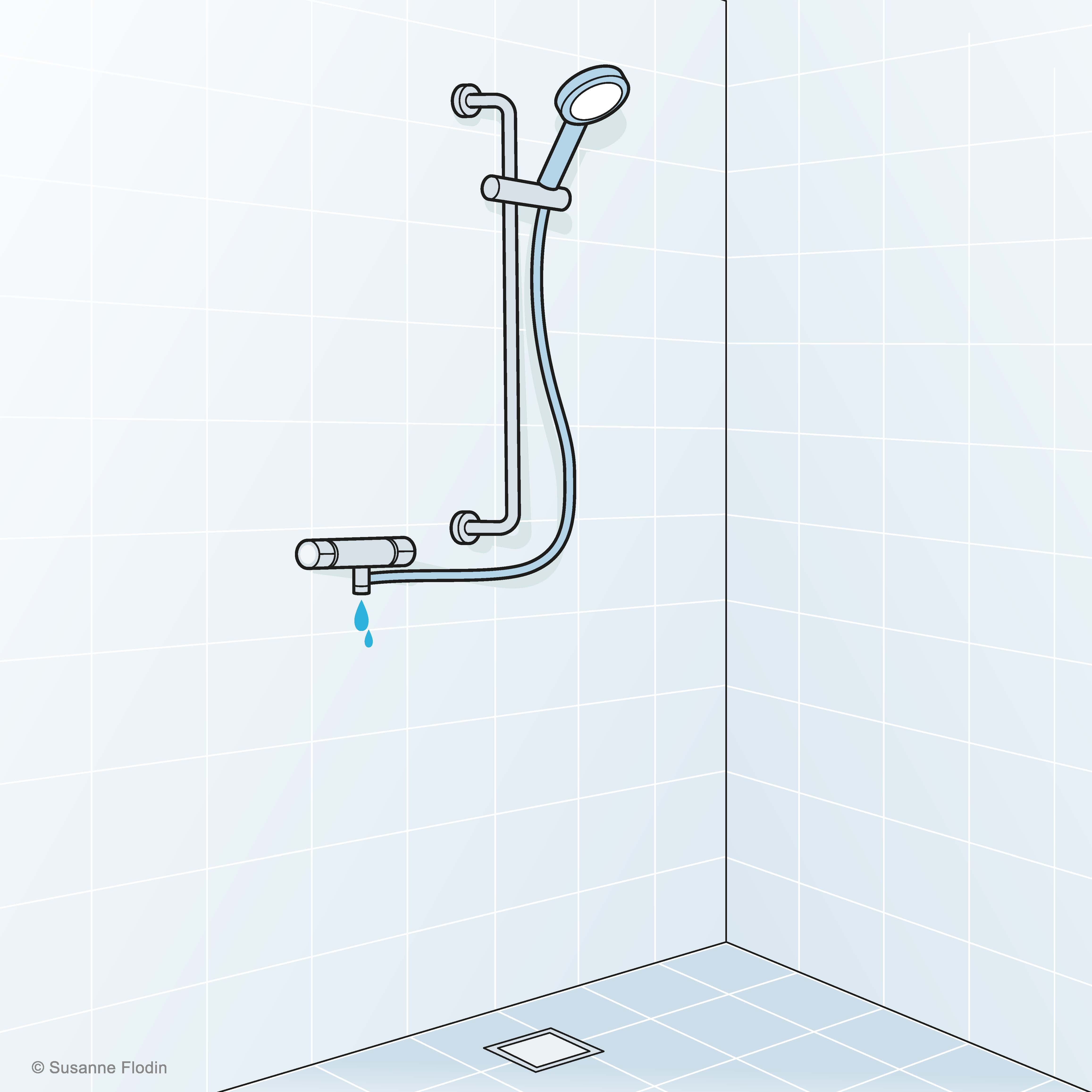 Dusch med en rak och kort slang som är kopplad till blandare. Duschmunstycke och duschslang är upphängda i avsedd hållare.