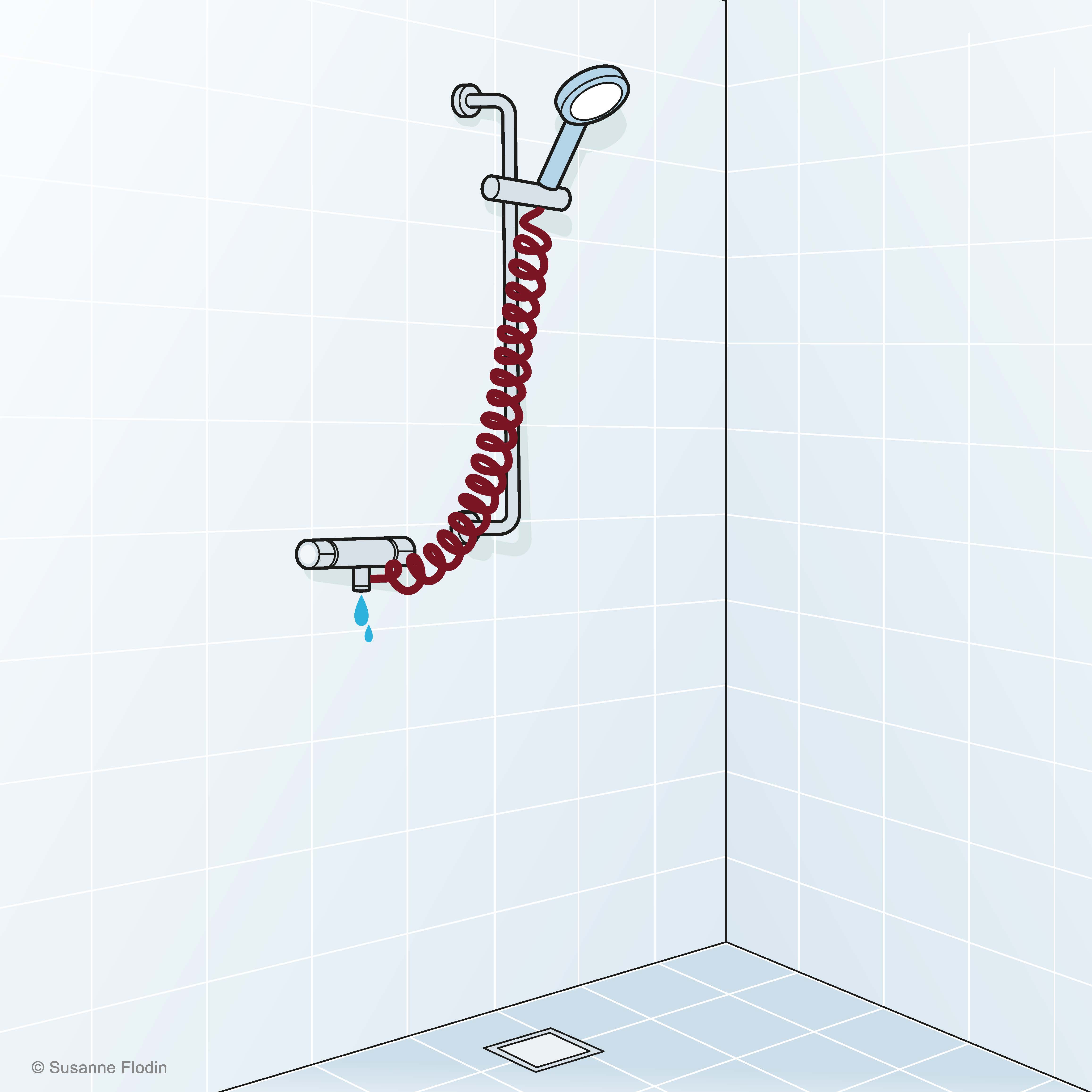 Dusch med spiralduschslang som är kopplad till blandare. Duschmunstycke och slang är upphängda i avsedd hållare.