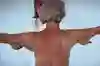 Bild som visar exempel på palpation av konsistensen, där man jämför med den friska sidan.
