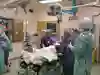 Scenarioträning med övningsdocka för vårdpersonal på operationsavdelning
