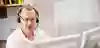 Bild som visar en person som talar i telefon